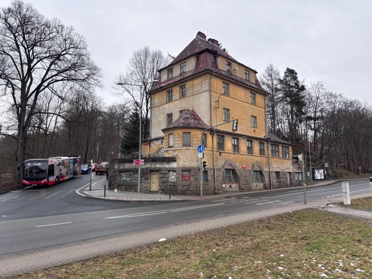 Azylový dům pro ženy, muže či sociální byty. Liberec hledá, co s chátrajícím domem ve Dvorské