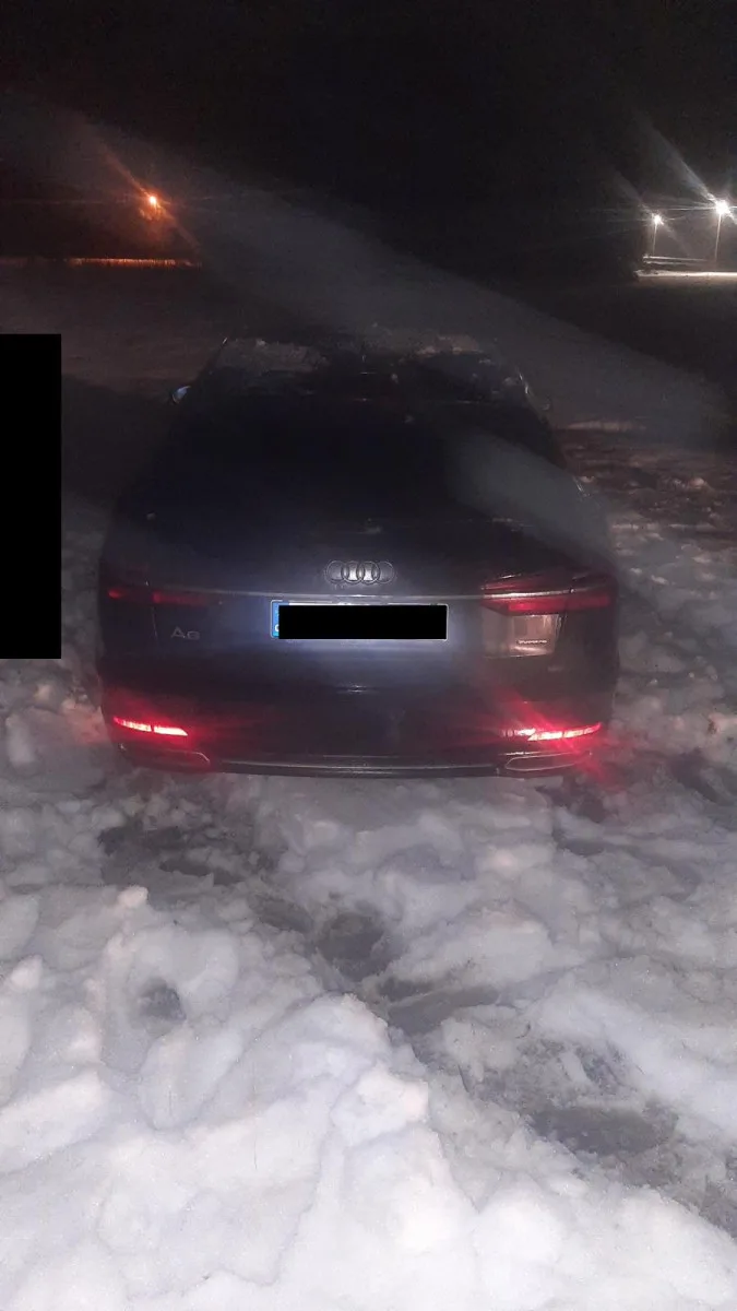Mladík driftoval na lyžařských tratích v Josefově Dole. Zmařil závod, sám zapadl v mokřadu