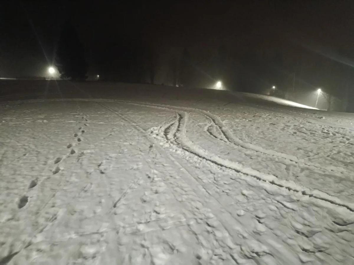 Mladík driftoval na lyžařských tratích v Josefově Dole. Zmařil závod, sám zapadl v mokřadu