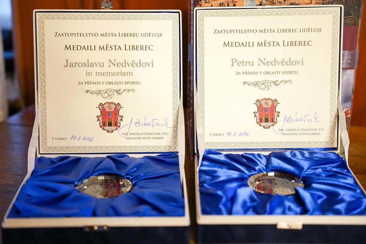 To táta mě posunul k velkému hokeji, díky za medaili i pro něj, řekl Petr Nedvěd v Liberci