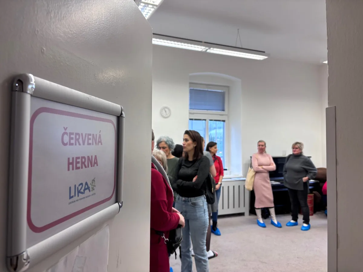 V červené herně se organizovaly jednotlivé skupinky na prohlídky a připraveno tu bylo i drobné pohoštění.