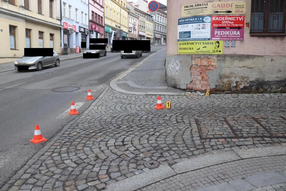 Řidič v centru Turnova narazil do domu. Z místa ujel, hledá ho policie