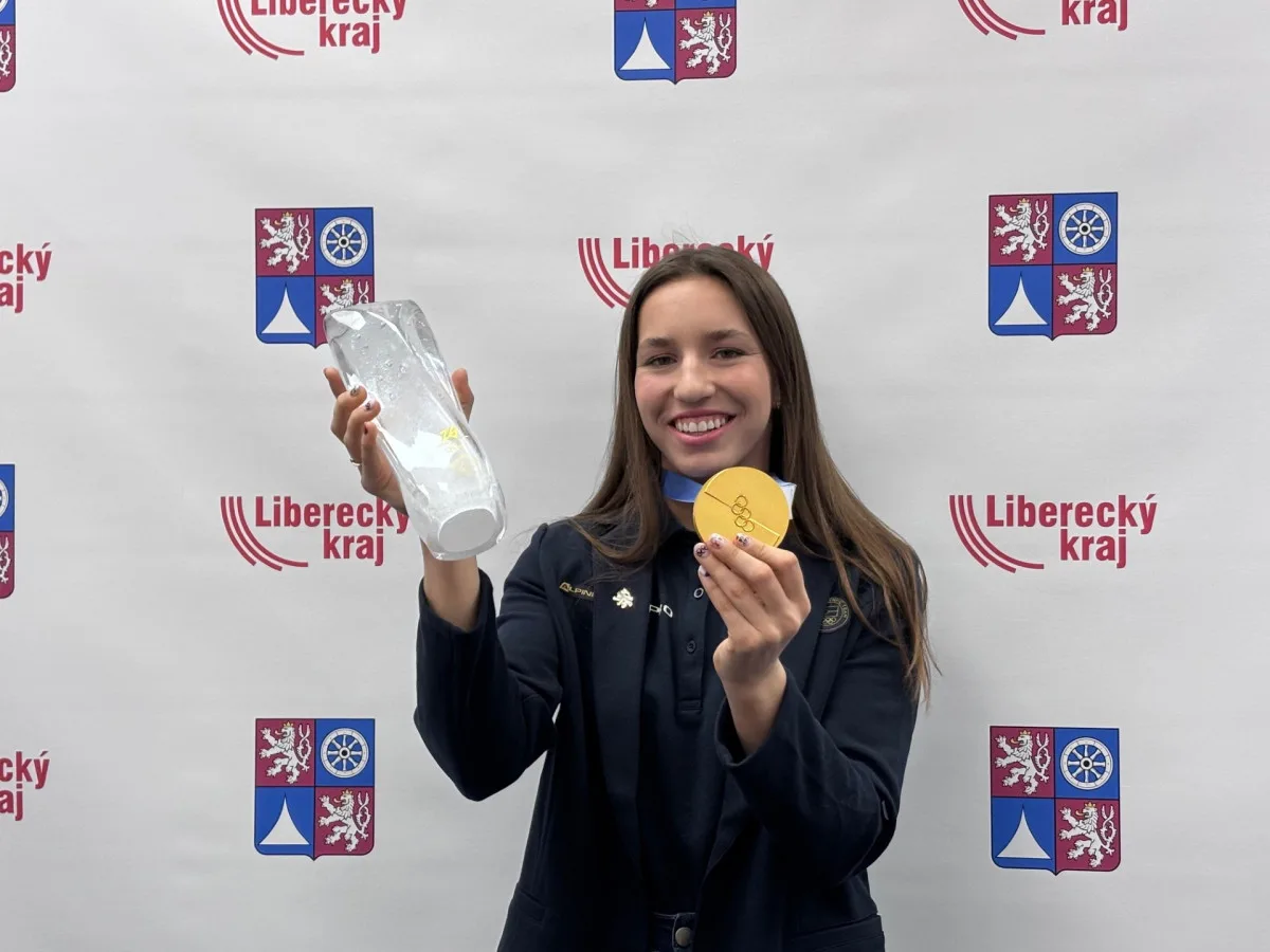 Zuzana Maděrová získala díky vítězství na olympiádě v Itálii nejen zlatou medaili, ale i skleněnou trofeje z Českolipska