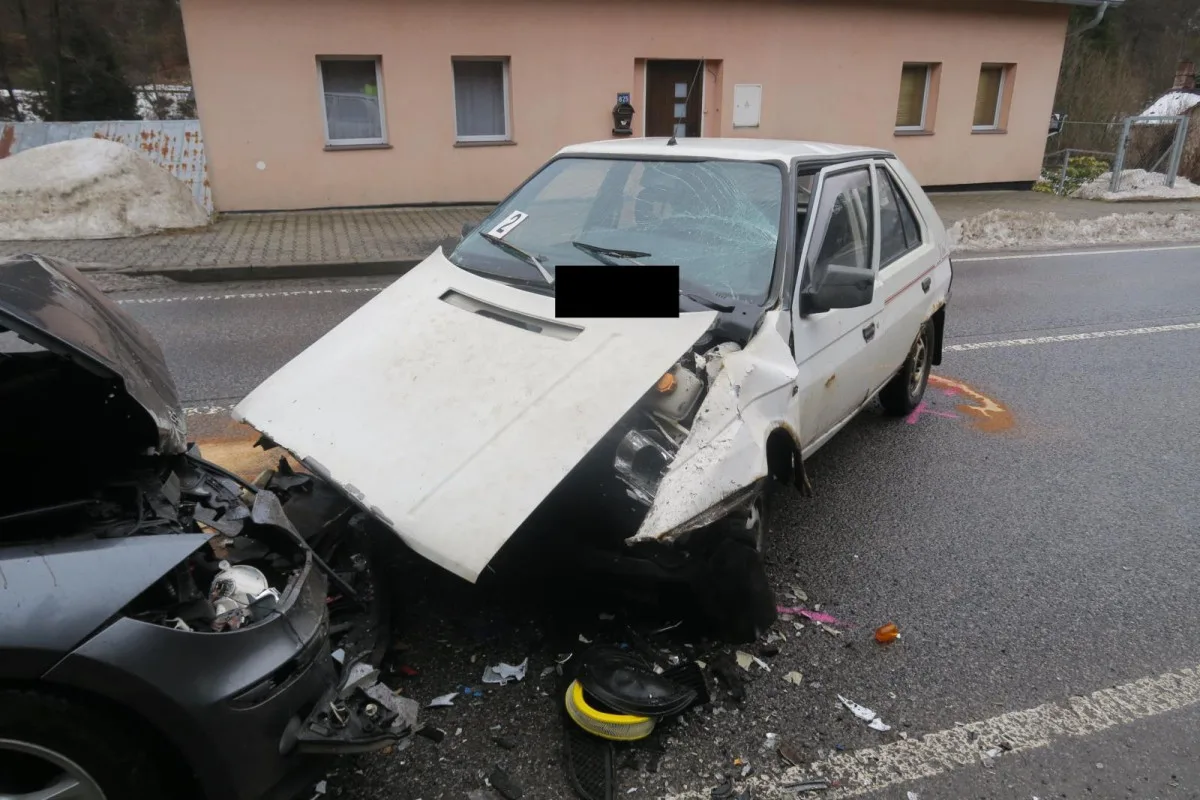 Nehoda Favoritu s BMW skončila ve Smržovce tragicky. Řidič Favoritu na její následky zemřel