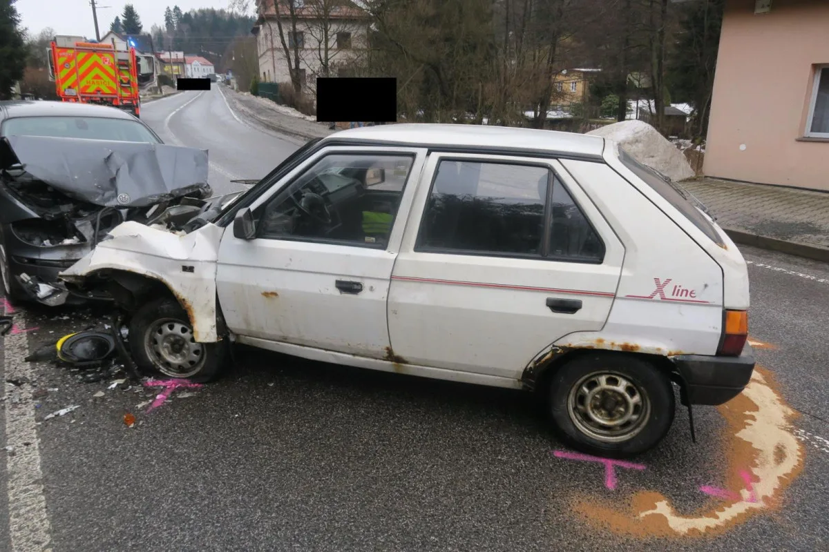 Nehoda Favoritu s BMW skončila ve Smržovce tragicky. Řidič Favoritu na její následky zemřel