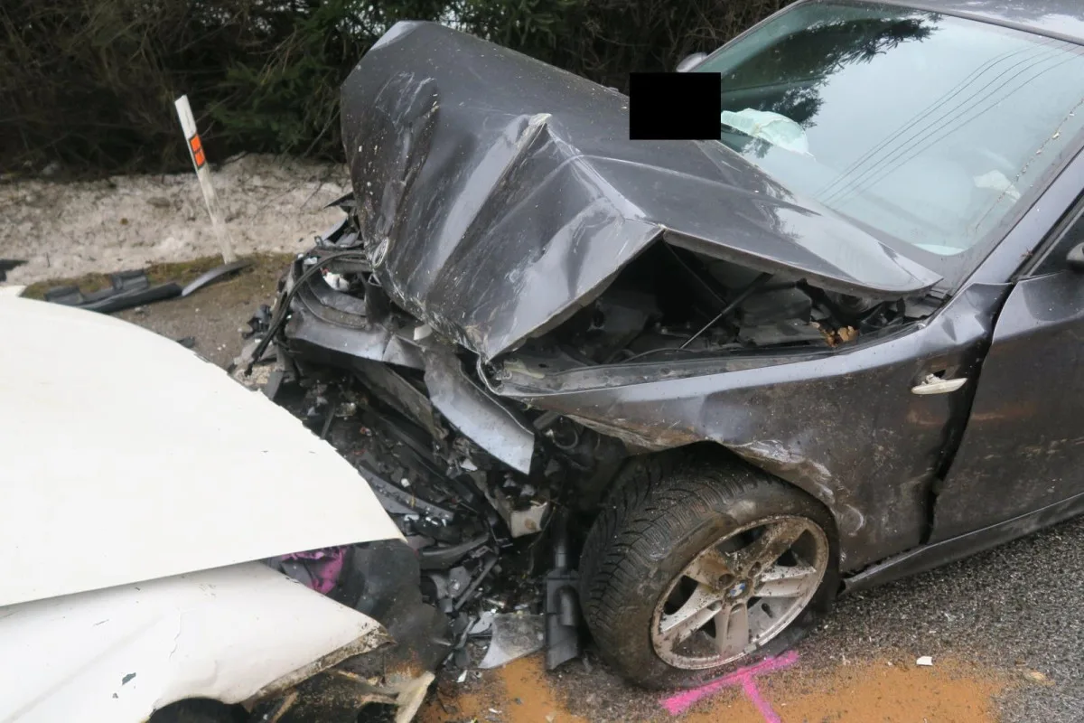 Nehoda Favoritu s BMW skončila ve Smržovce tragicky. Řidič Favoritu na její následky zemřel