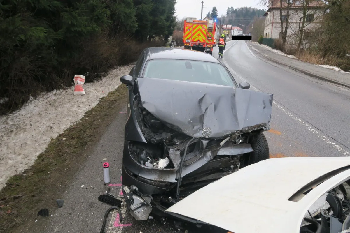 Nehoda Favoritu s BMW skončila ve Smržovce tragicky. Řidič Favoritu na její následky zemřel