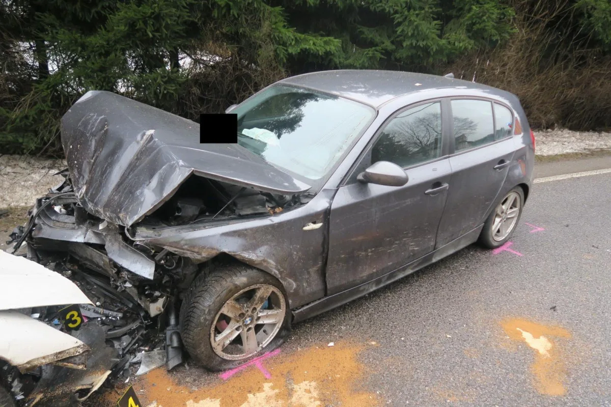 Nehoda Favoritu s BMW skončila ve Smržovce tragicky. Řidič Favoritu na její následky zemřel