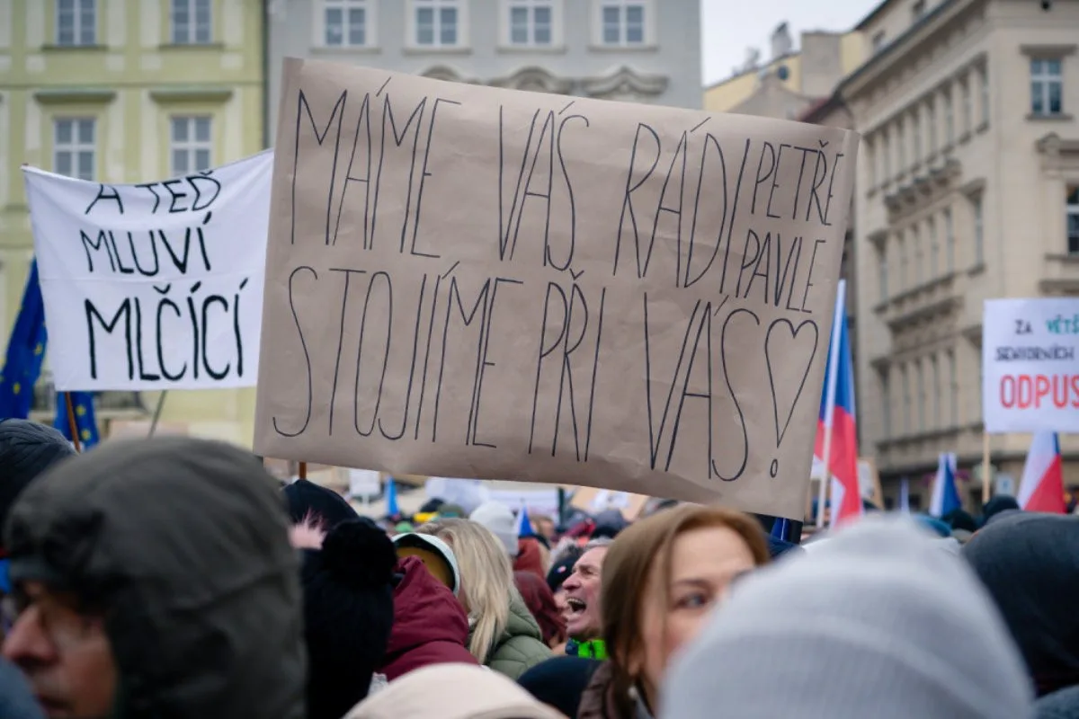 Fotografie z pražského shromáždění na podporu prezidenta republiky.