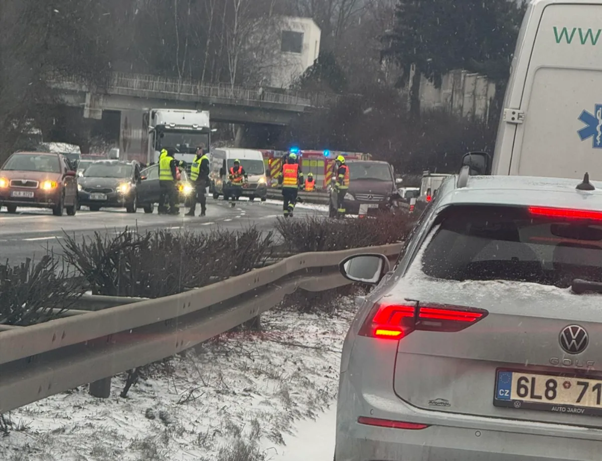 Rychlostka u Makra v Liberci stojí v obou směrech, důvodem jsou nehody