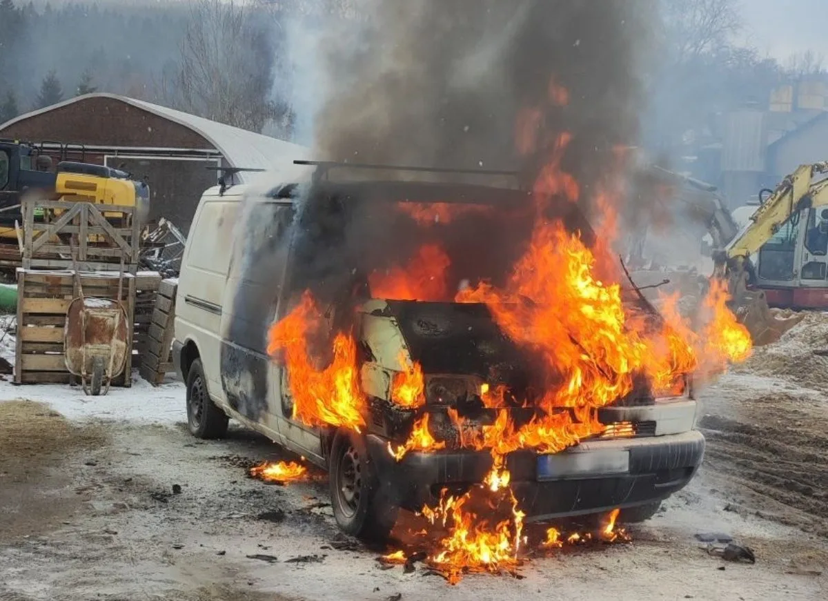 Dodávku pohltily ve Smržovce plameny. Škoda je 50 tisíc, příčina požáru v šetření