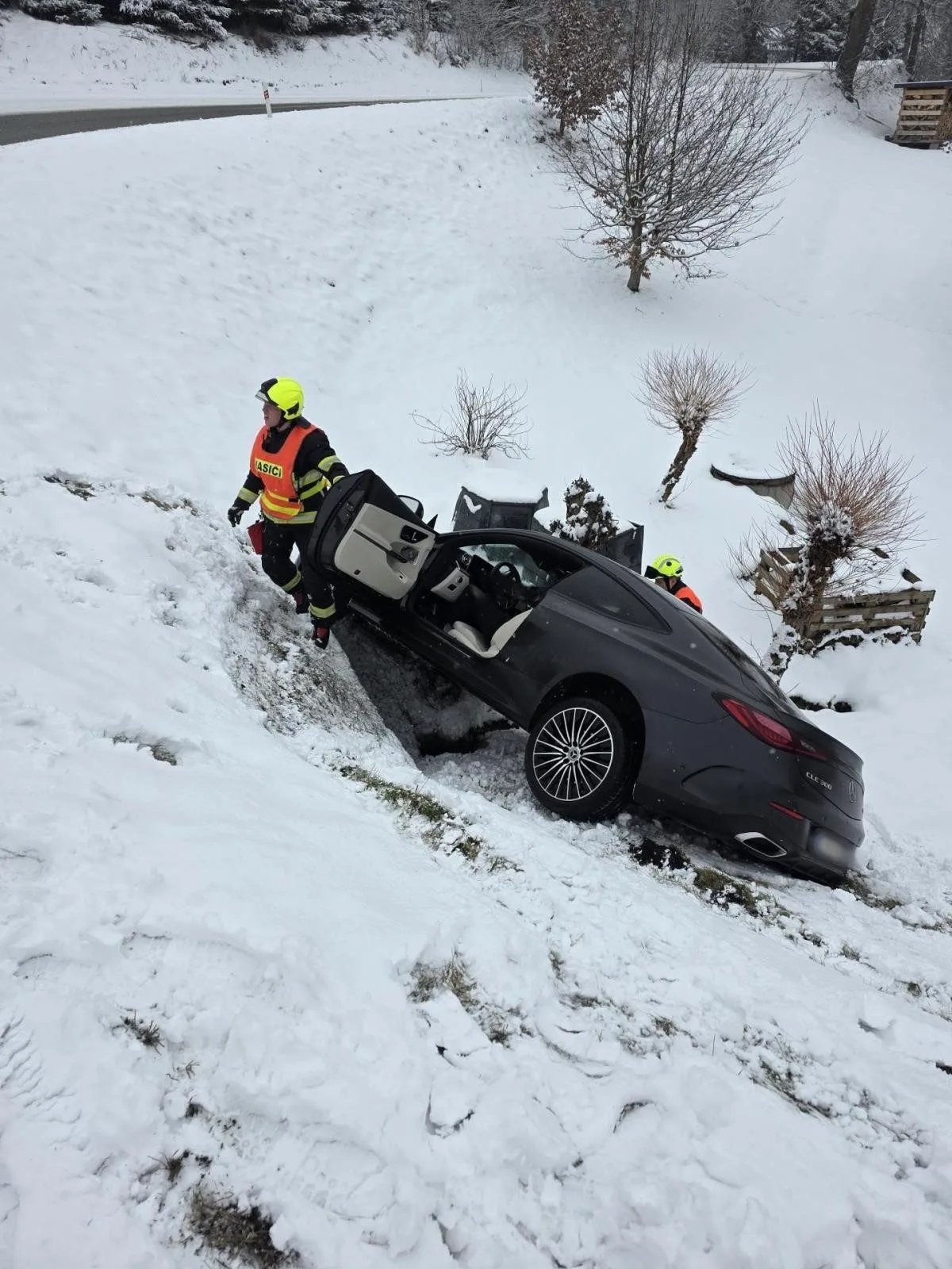 Mercedes na Jablonecku vylétl ze silnice do příkopu, pomoc pasažérům zavolal systém eCall