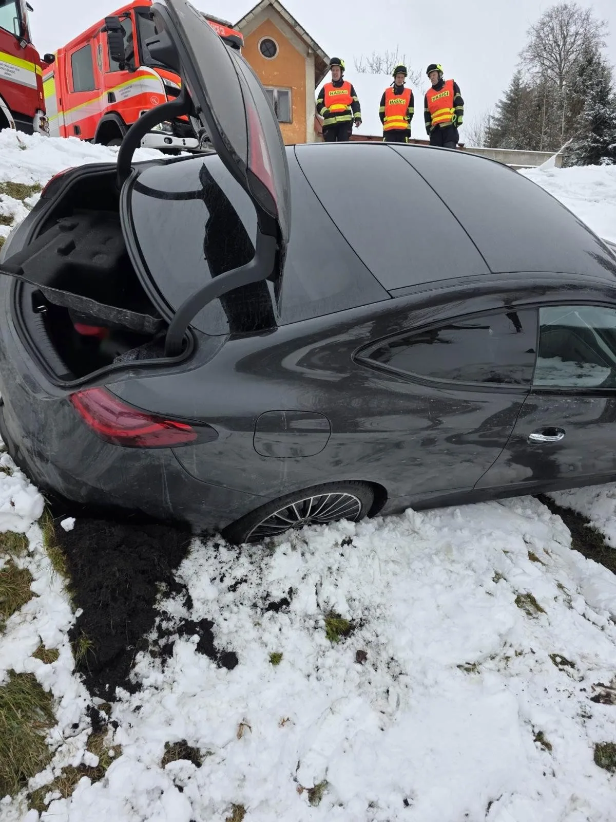 Mercedes na Jablonecku vylétl ze silnice do příkopu, pomoc pasažérům zavolal systém eCall