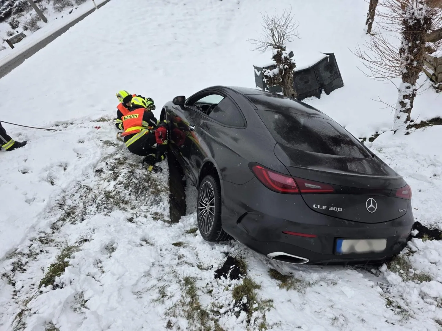 Mercedes na Jablonecku vylétl ze silnice do příkopu, pomoc pasažérům zavolal systém eCall