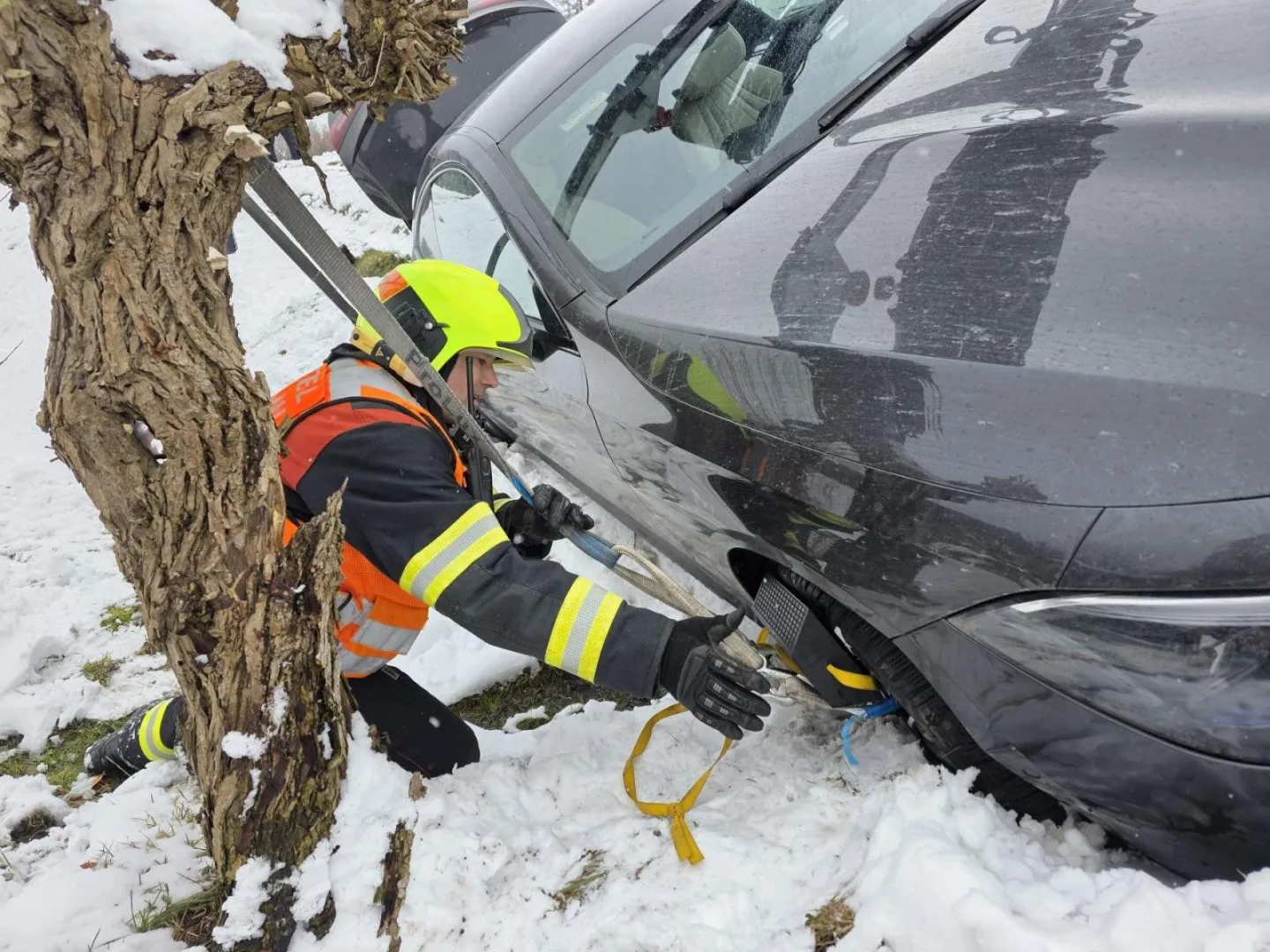Mercedes na Jablonecku vylétl ze silnice do příkopu, pomoc pasažérům zavolal systém eCall