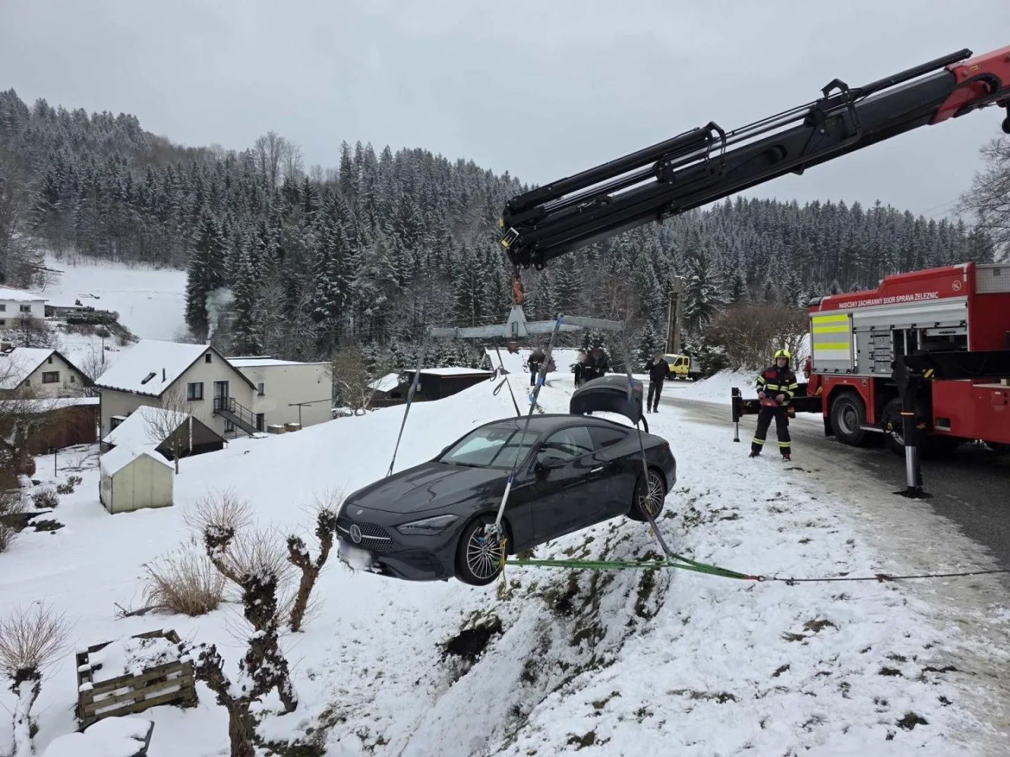 Mercedes na Jablonecku vylétl ze silnice do příkopu, pomoc pasažérům zavolal systém eCall