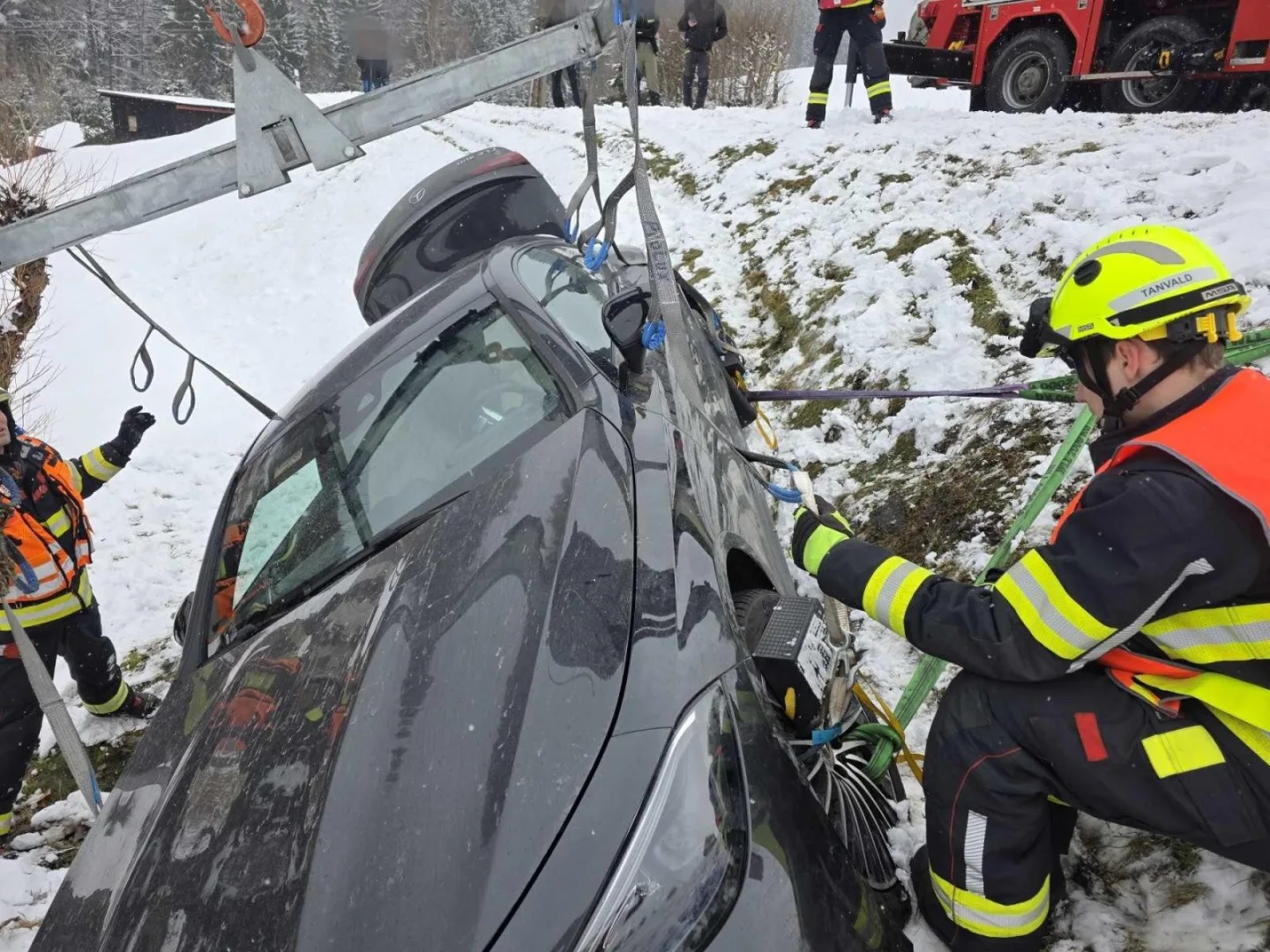 Mercedes na Jablonecku vylétl ze silnice do příkopu, pomoc pasažérům zavolal systém eCall