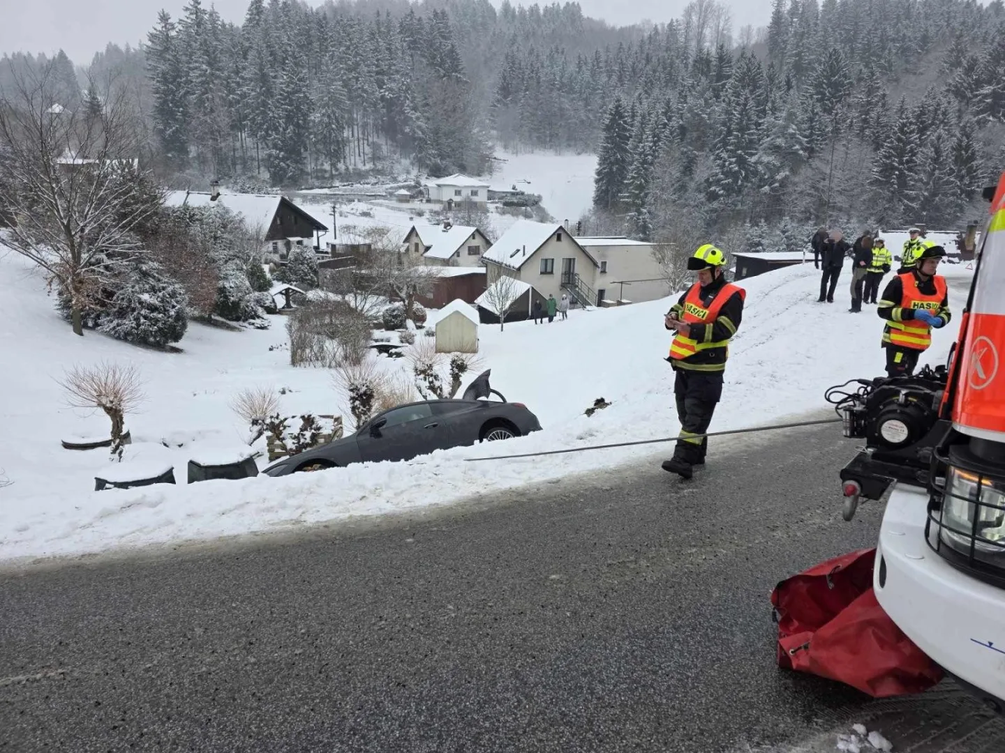 Mercedes na Jablonecku vylétl ze silnice do příkopu, pomoc pasažérům zavolal systém eCall