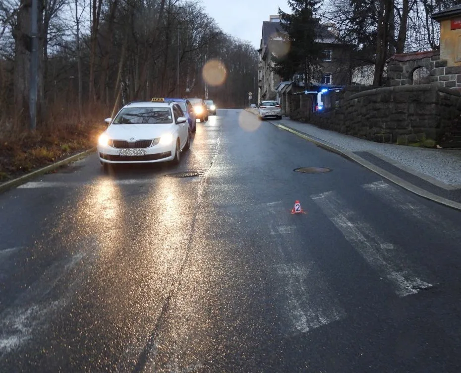 Policisté hledají svědky nehody v Liberci. Auto srazilo ženu na přechodu