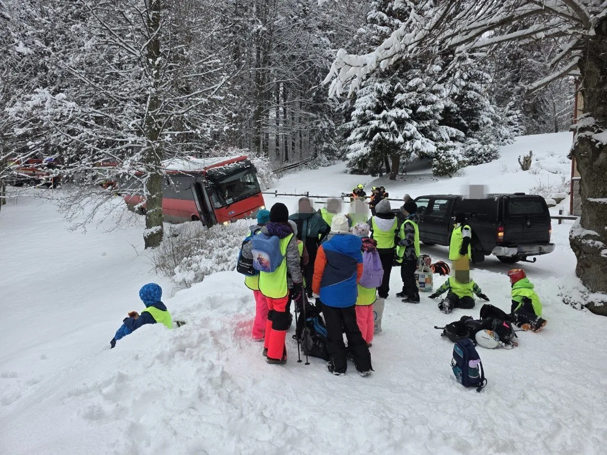 Nečekané dobrodružství malých lyžařů na Jablonecku. Autobus jim zapadl, svezli se obojživelníkem