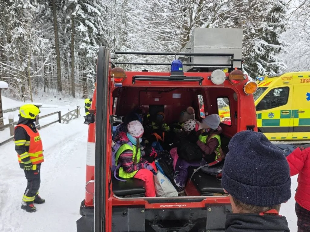Nečekané dobrodružství malých lyžařů na Jablonecku. Autobus jim zapadl, svezli se obojživelníkem