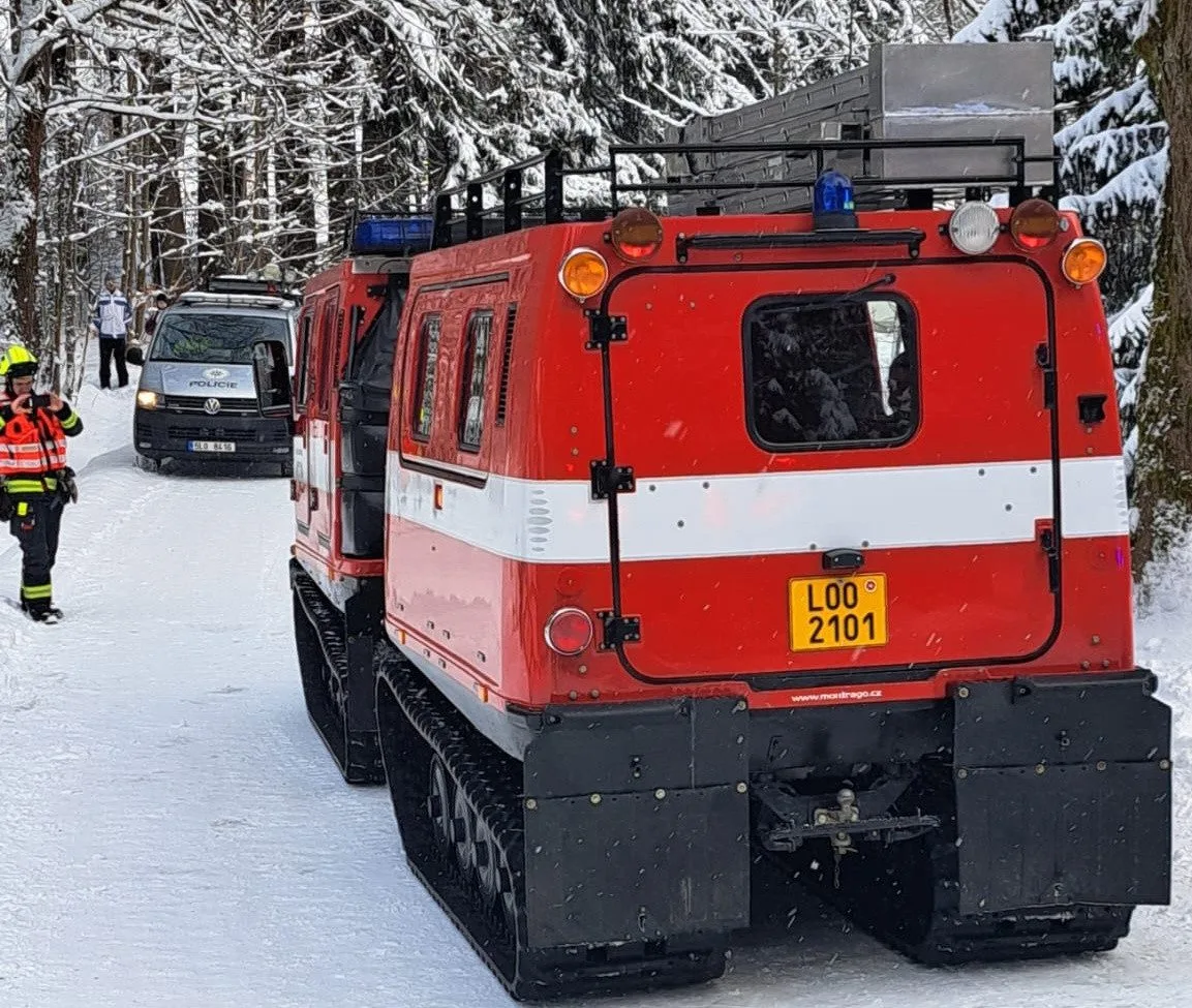 Nečekané dobrodružství malých lyžařů na Jablonecku. Autobus jim zapadl, svezli se obojživelníkem