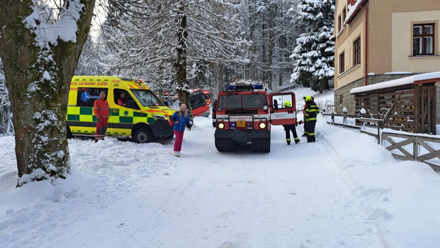 Nečekané dobrodružství malých lyžařů na Jablonecku. Autobus jim zapadl, svezli se obojživelníkem