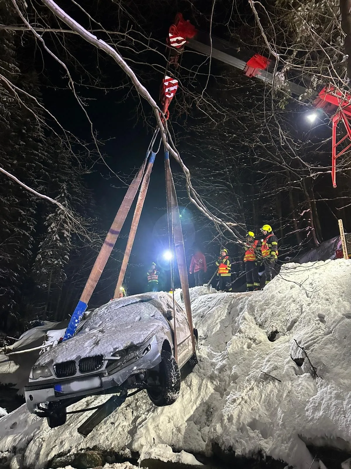 U Dolních Míseček sjelo auto do řeky Jizerky. Odtahovka nepomohla, vytáhli ho až hasiči