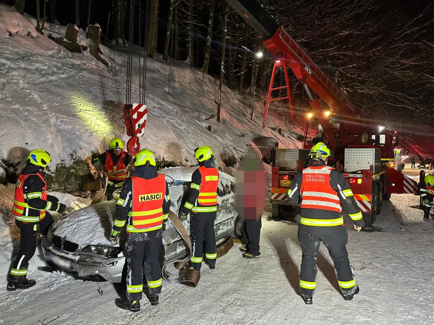 U Dolních Míseček sjelo auto do řeky Jizerky. Odtahovka nepomohla, vytáhli ho až hasiči
