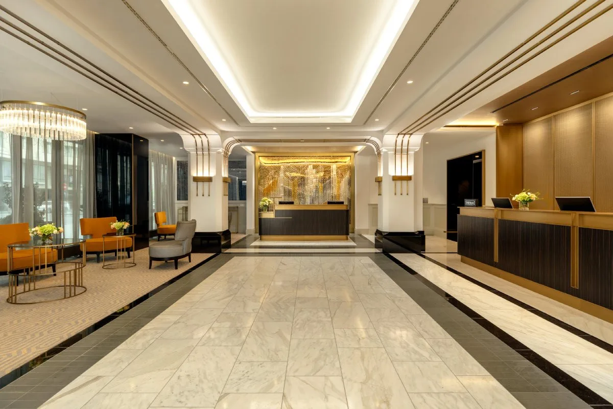 Na Českolipsku vznikla skleněná instalace pro pražský Hilton, připomínající panorama Prahy