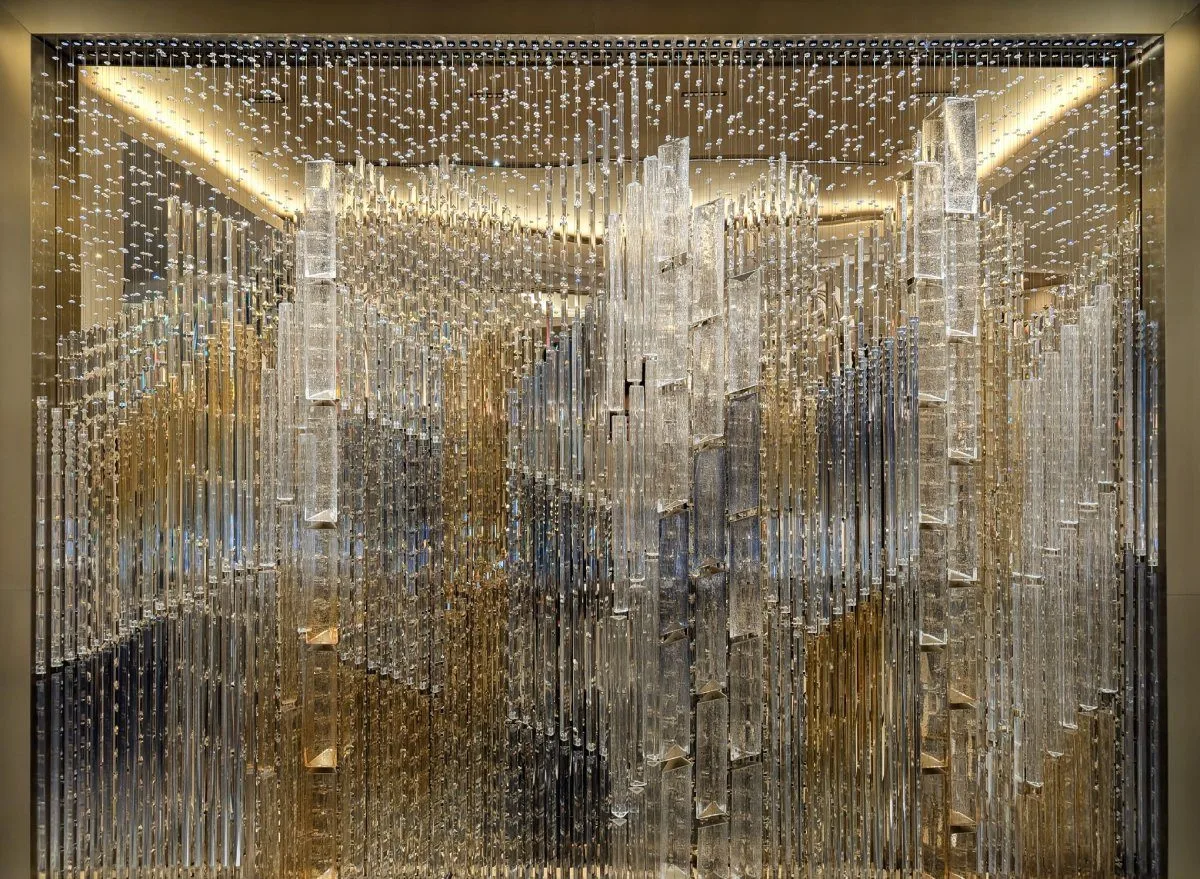 Na Českolipsku vznikla skleněná instalace pro pražský Hilton, připomínající panorama Prahy