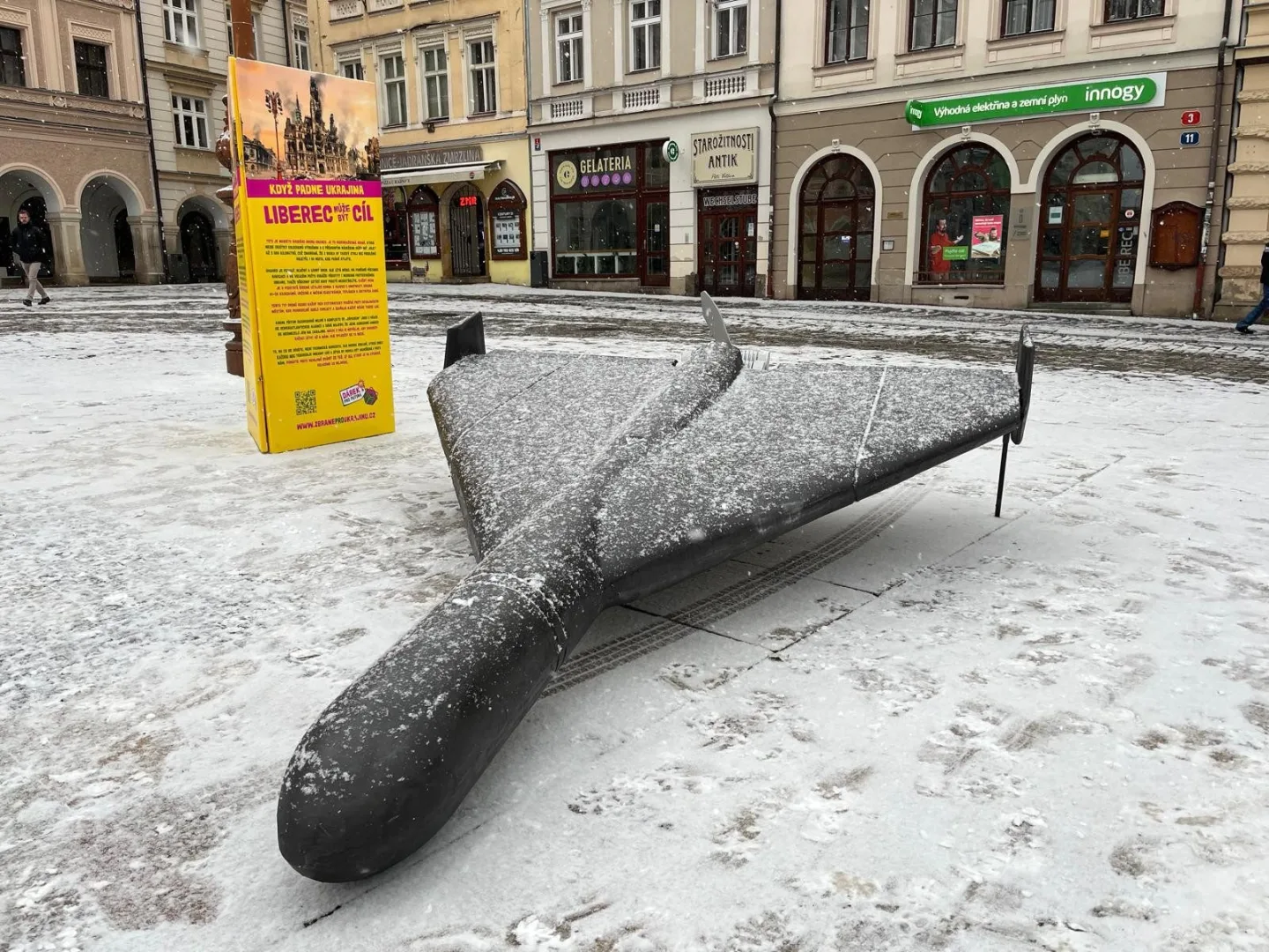 I Liberec může být cíl. Před radnicí se objevil dron, který útočí na Ukrajinu