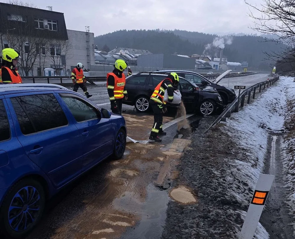 Srážka dvou aut pozastavila provoz u Hodkovic. Jedna z řidiček skončila v nemocnici