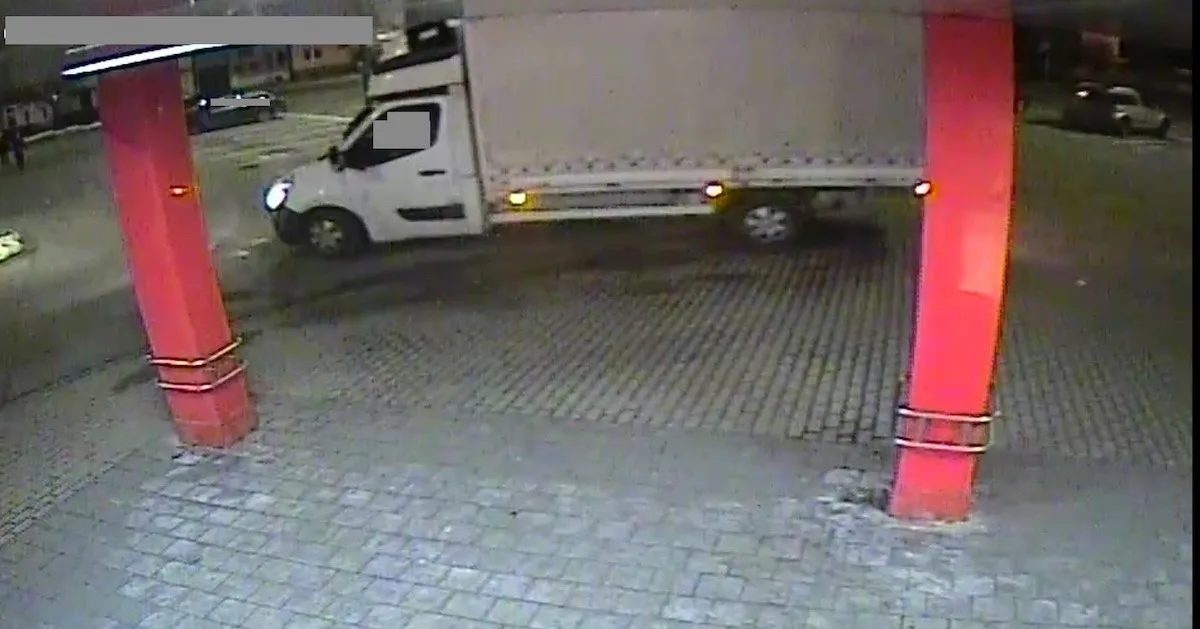 Řidič bílé dodávky měl na parkovišti nabourat auto a ujet. Případ řeší policie