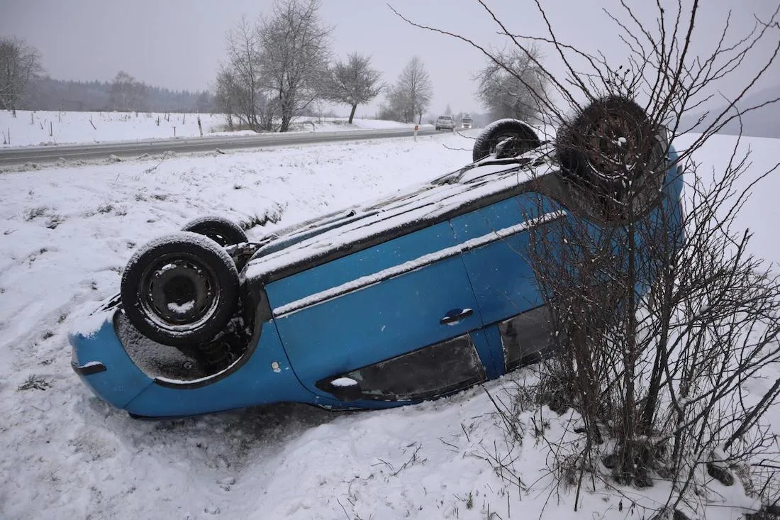 Řidič nezvládl jízdu a otočil auto na střechu, nadýchal přes jedno promile