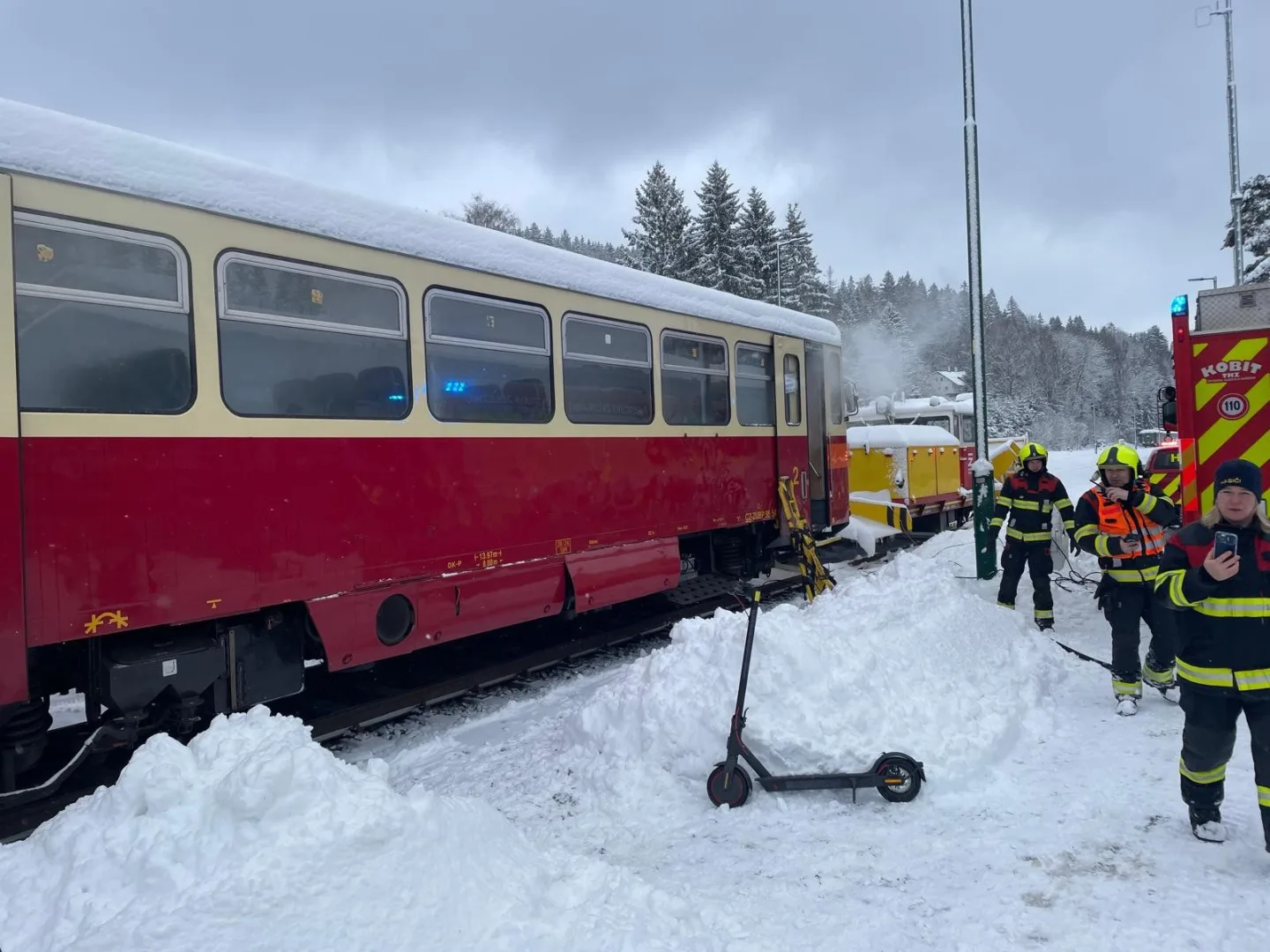 Drážní hasiči reagují na stále častější elektrokoloběžky ve vlacích. Cvičili, co při jejich požáru