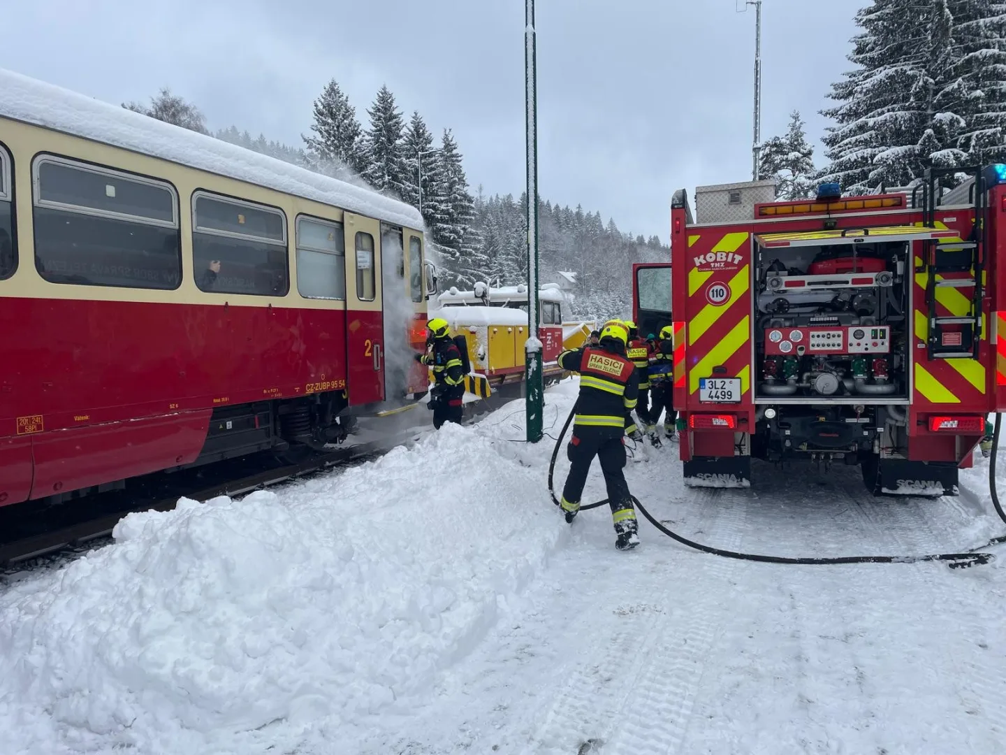 Drážní hasiči reagují na stále častější elektrokoloběžky ve vlacích. Cvičili, co při jejich požáru