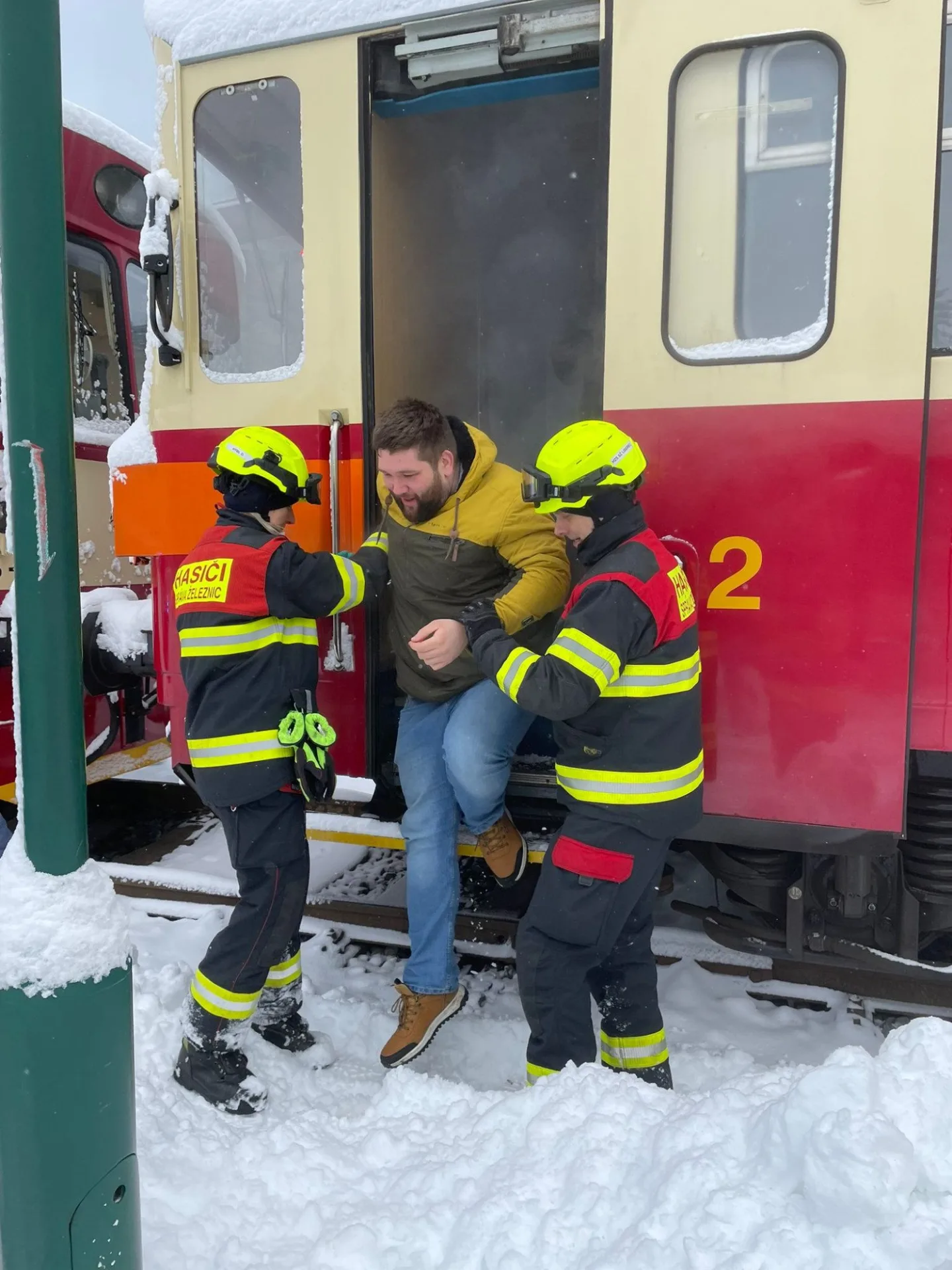 Drážní hasiči reagují na stále častější elektrokoloběžky ve vlacích. Cvičili, co při jejich požáru