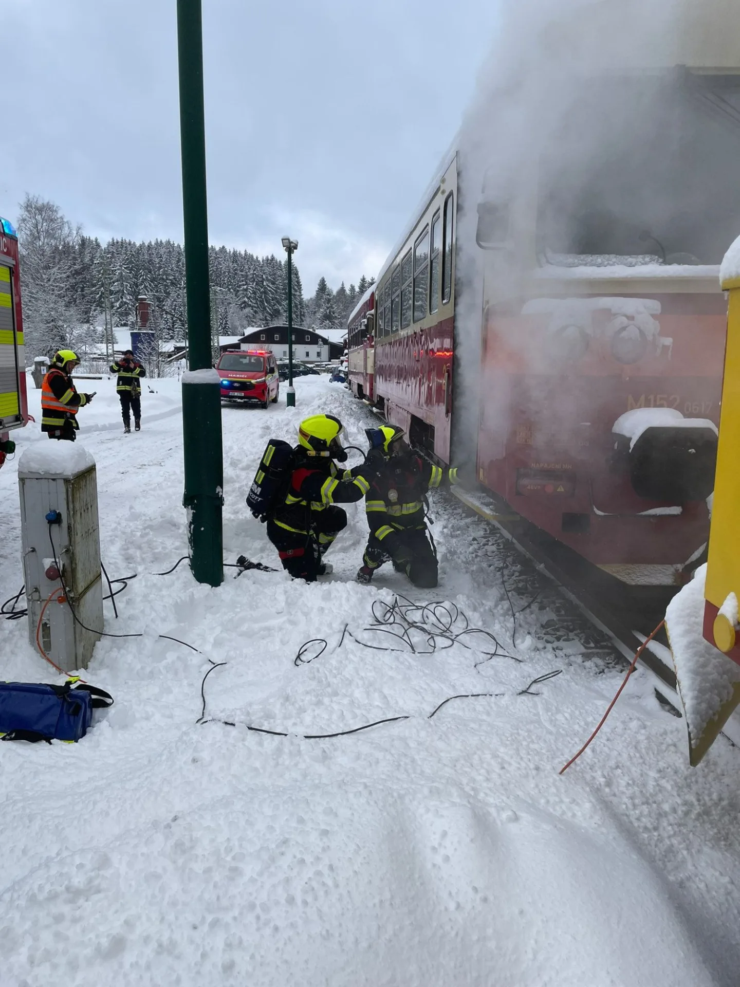 Drážní hasiči reagují na stále častější elektrokoloběžky ve vlacích. Cvičili, co při jejich požáru