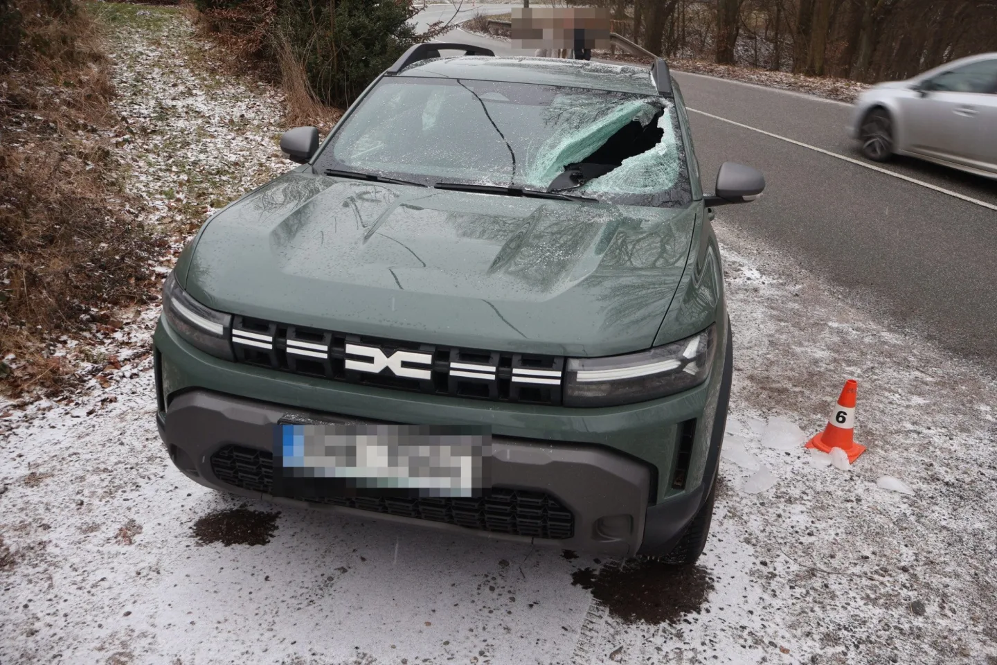 size4-17714071286738-207-z-kamionu-u-dvora-kralove-odletl-kus-ledu-trefil-projizdejici-dacii-ridic-se-podruhe-narodil