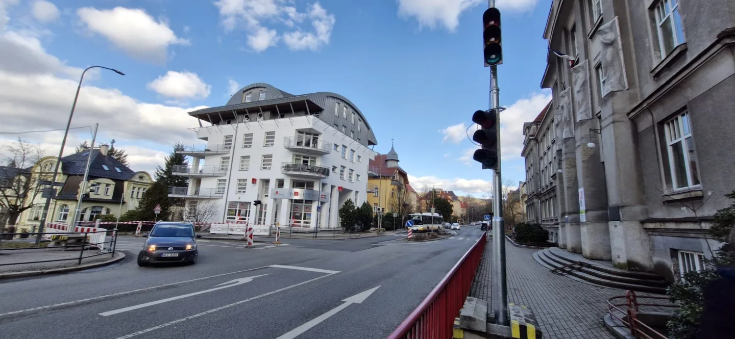 Zavřená Jablonecká, na Husovce semafory. Dopravní komplikace v Liberci začínají