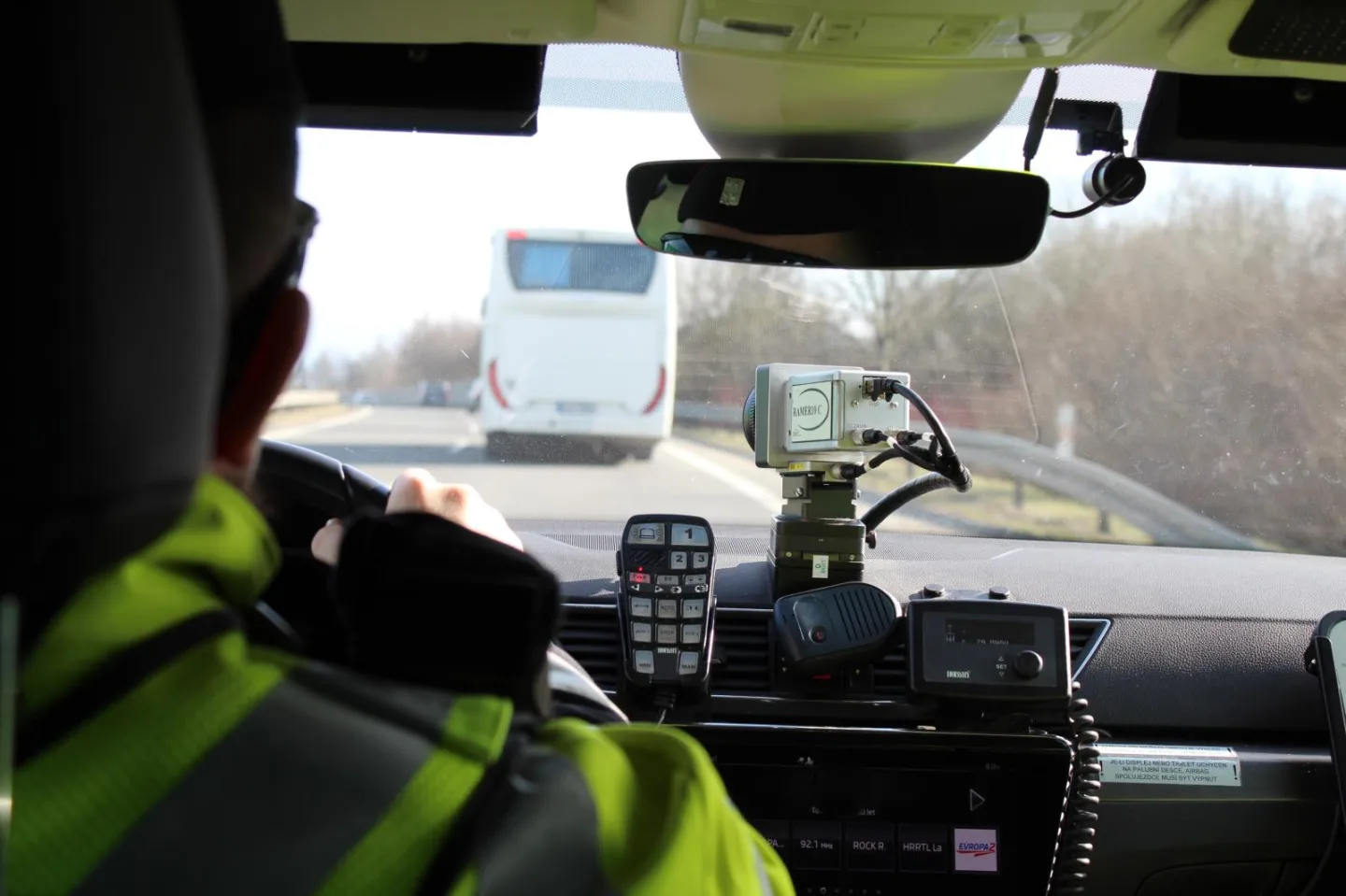 Policisté využili ke kontrolám řidičů speciální autobus. Odhalili přes 40 přestupků