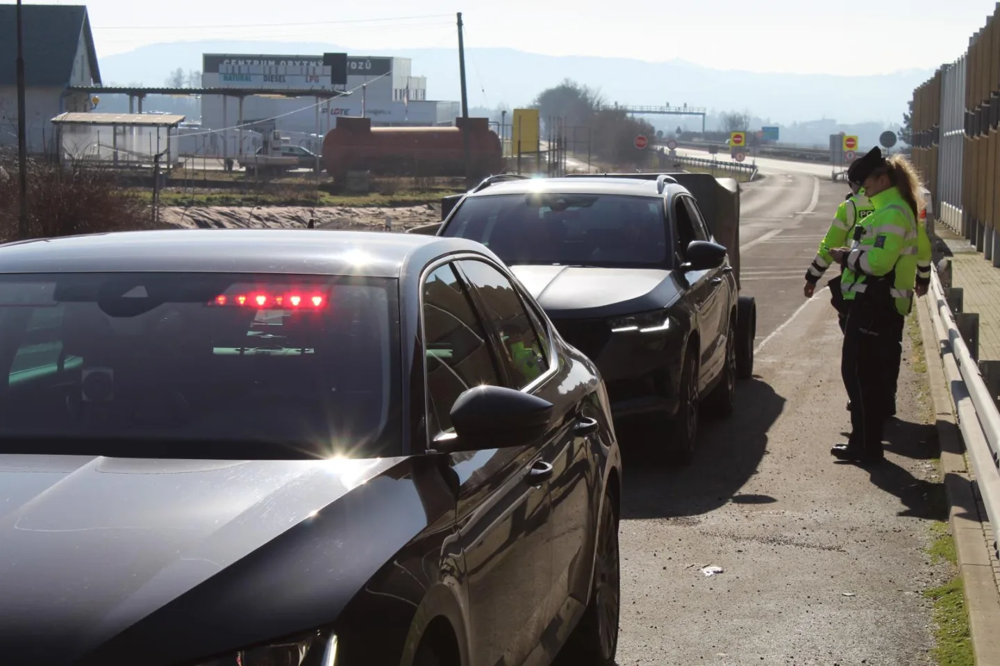 Policisté využili ke kontrolám řidičů speciální autobus. Odhalili přes 40 přestupků