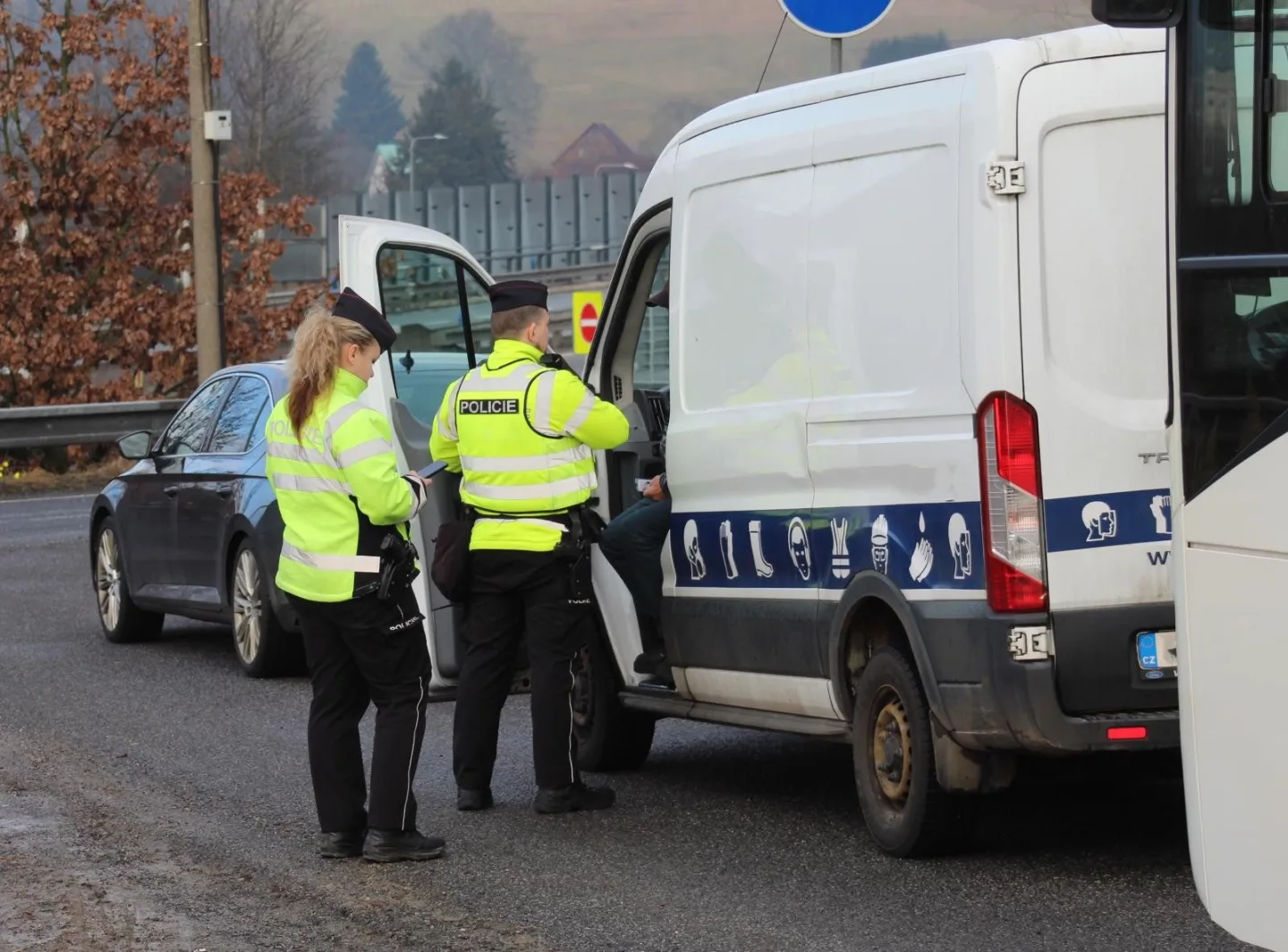 Policisté využili ke kontrolám řidičů speciální autobus. Odhalili přes 40 přestupků