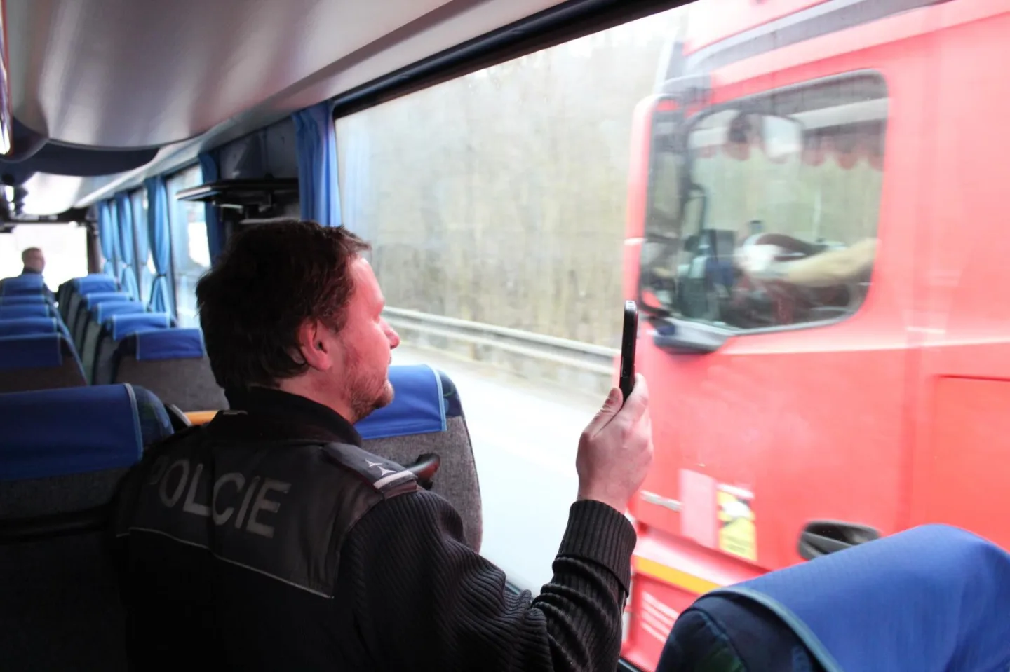 Policisté využili ke kontrolám řidičů speciální autobus. Odhalili přes 40 přestupků