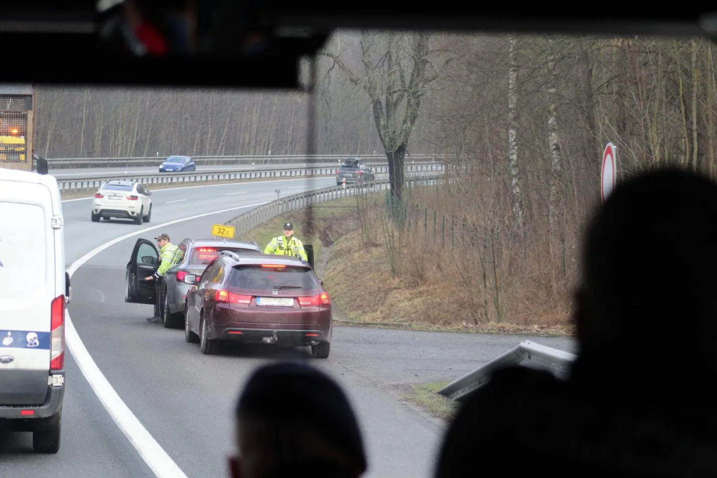 Policisté využili ke kontrolám řidičů speciální autobus. Odhalili přes 40 přestupků