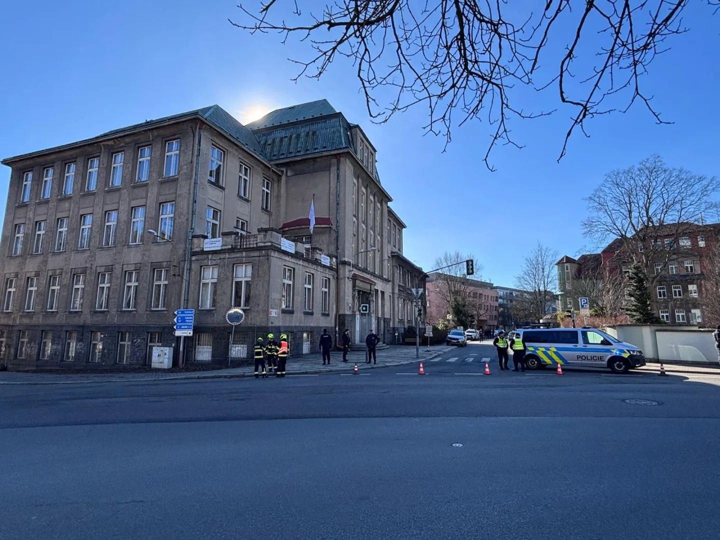 Policie evakuovala budovy liberecké průmyslovky. Anonym ohlásil bombu po e-mailu