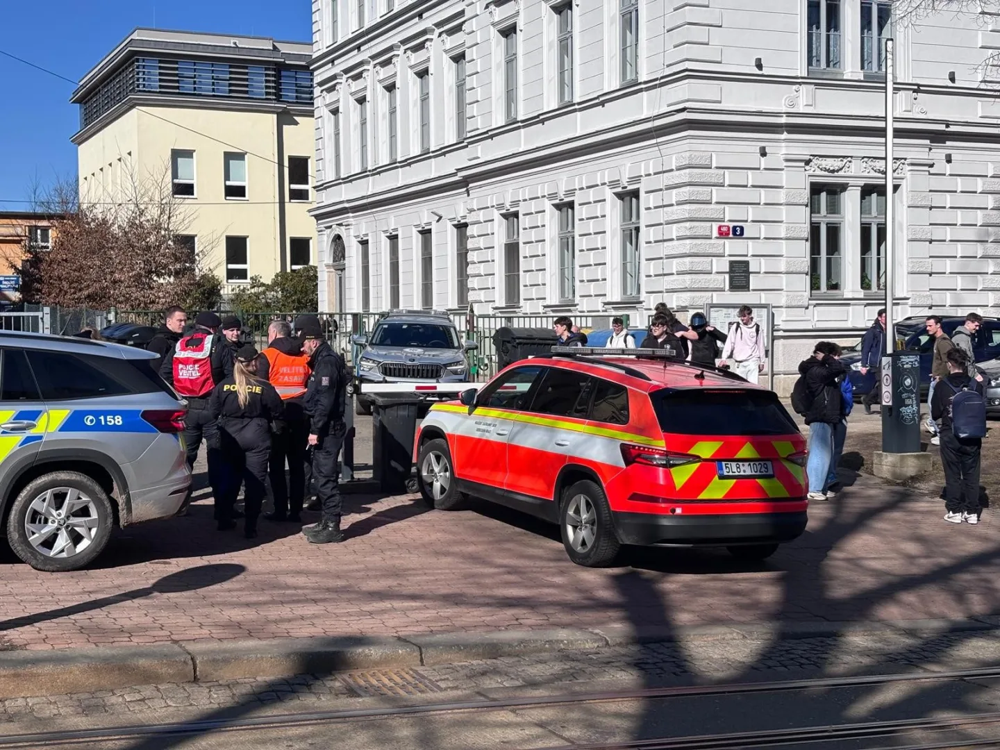 Krátce po půl dvanácté byla evakuace budovy na Masarykově třídě ukončena.