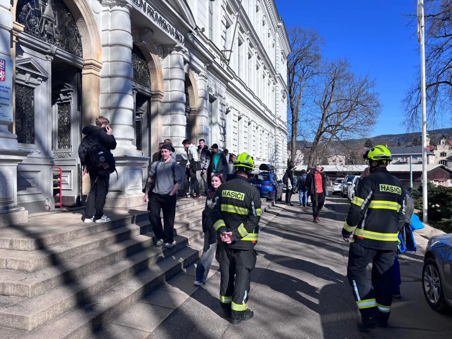 Krátce po půl dvanácté byla evakuace budovy na Masarykově třídě ukončena.