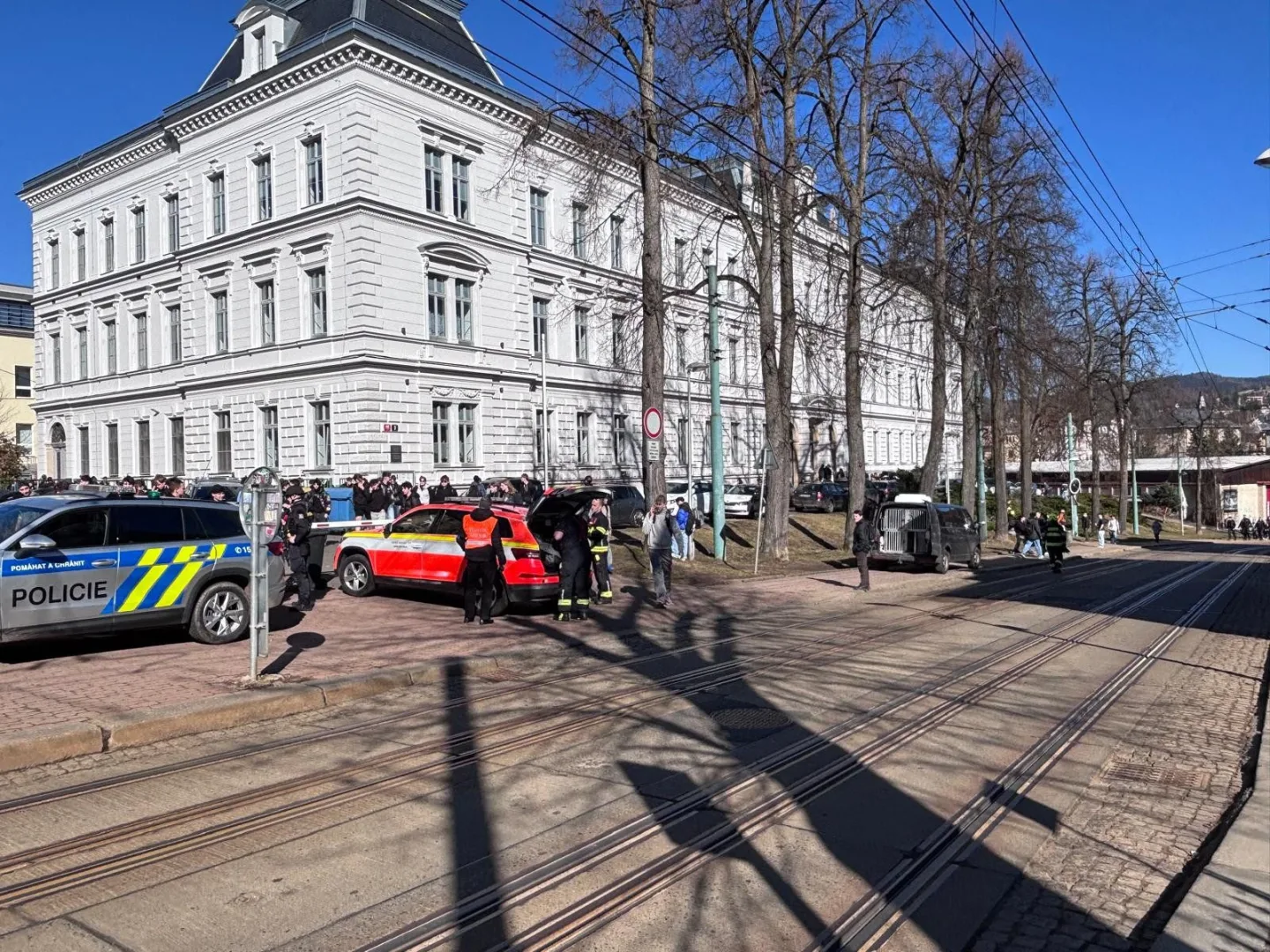 Krátce po půl dvanácté byla evakuace budovy na Masarykově třídě ukončena.
